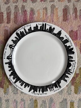 FISHS EDDY 212 Skyline Plate New York Skyline NYC icons (includes Twin Towers)